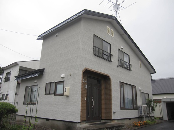 【外壁塗装：北海道旭川市】20年のダメージも綺麗に復旧のサムネイル